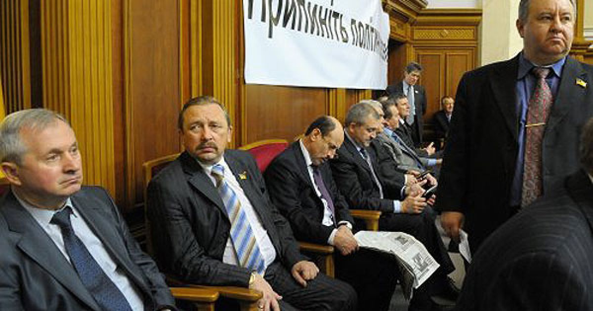 Близько 40 депутатів із фракції стояли у президії, ще 7 - біля трибуни. / © УНІАН