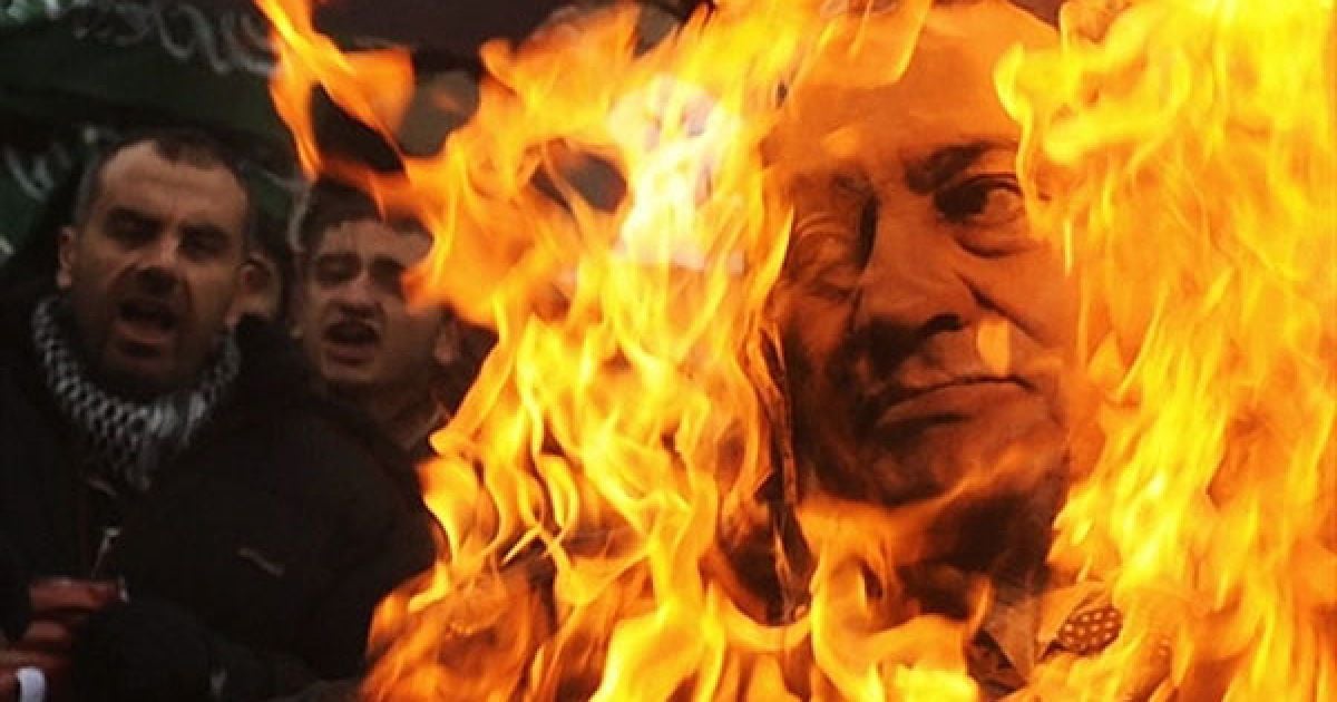 Туреччина, Стамбул. Турецькі мусульмани спалюють портрет єгипетського президента Хосні Мубарака під час акції протесту перед консульством Єгипту в Стамбулі. Президент Хосні Мубарак закликав армію Єгипту допомогти поліції і придушити протести, в результаті яких вже загинули більше 100 людей. / © AFP