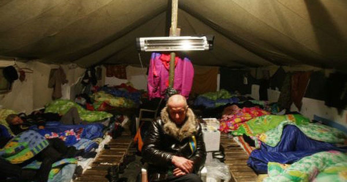 Підприємці, які залишилися на ніч на Майдані, не чинили спротиву міліції з огляду на її чисельну перевагу. / © УНІАН