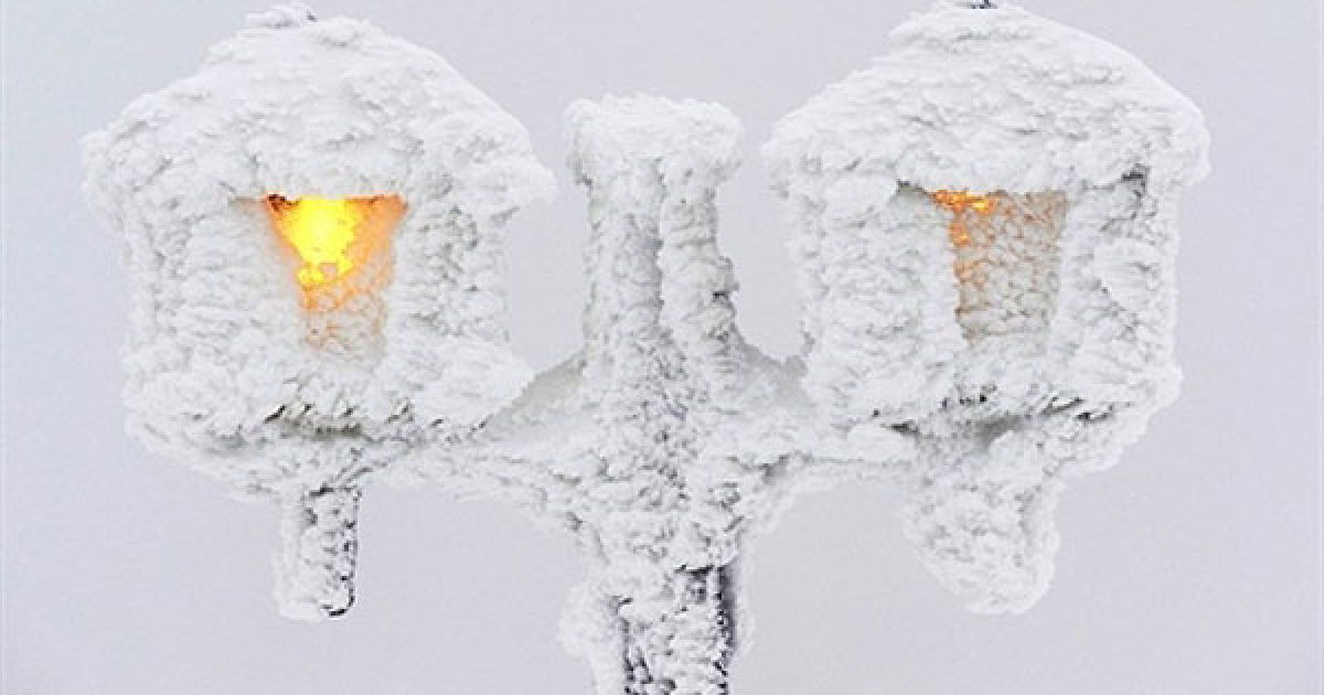 Німеччина. Вуличні ліхтарі, вкриті снігом і кригою, поблизу гори
Фельдберг у центральній Німеччині. / © AFP