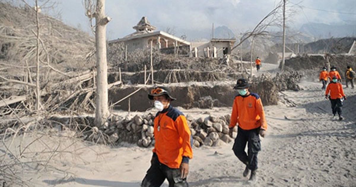 Вулкан Мерапі перейшов до стадії вибухового виверження і зробив серію потужних викидів вулканічного попелу.