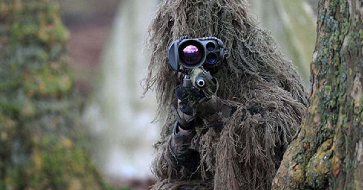 Франція, Сарбур. Солдати першого піхотного полку Сарбура беруть участь у презентації "Феліно", нового високотехнологічного спорядження для піхотинців, спрямованого на підвищення їх ефективності під час бойових дій. Спорядження включає інфрачервоні окуляри з інтегрованими комунікаційними та інформаційними системами. / © AFP