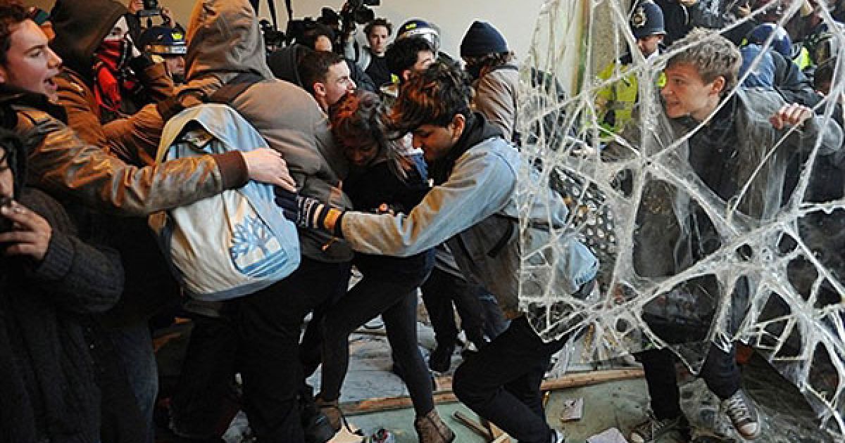 Британські студенти протестують проти планів уряду скоротити фінансування вузів і потроїти вартість навчання в них / © AFP
