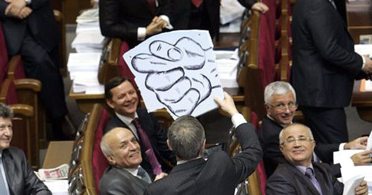 Цей акт протесту викликав велике невдоволення спікера Литвина. "Я зараз поставлю на голосування, щоб вирахувати з депутатів в 10-кратному розмірі з заробітної плати за ту ганьбу, яку вони творять", - заявив спікер. / © УНІАН