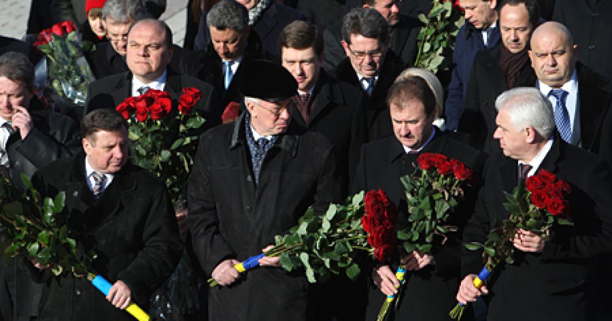 Урядовці взяли участь у церемонії покладання квітів до пам&#039;ятника Тарасу Шевченку в Києві. / © Українські національні новини