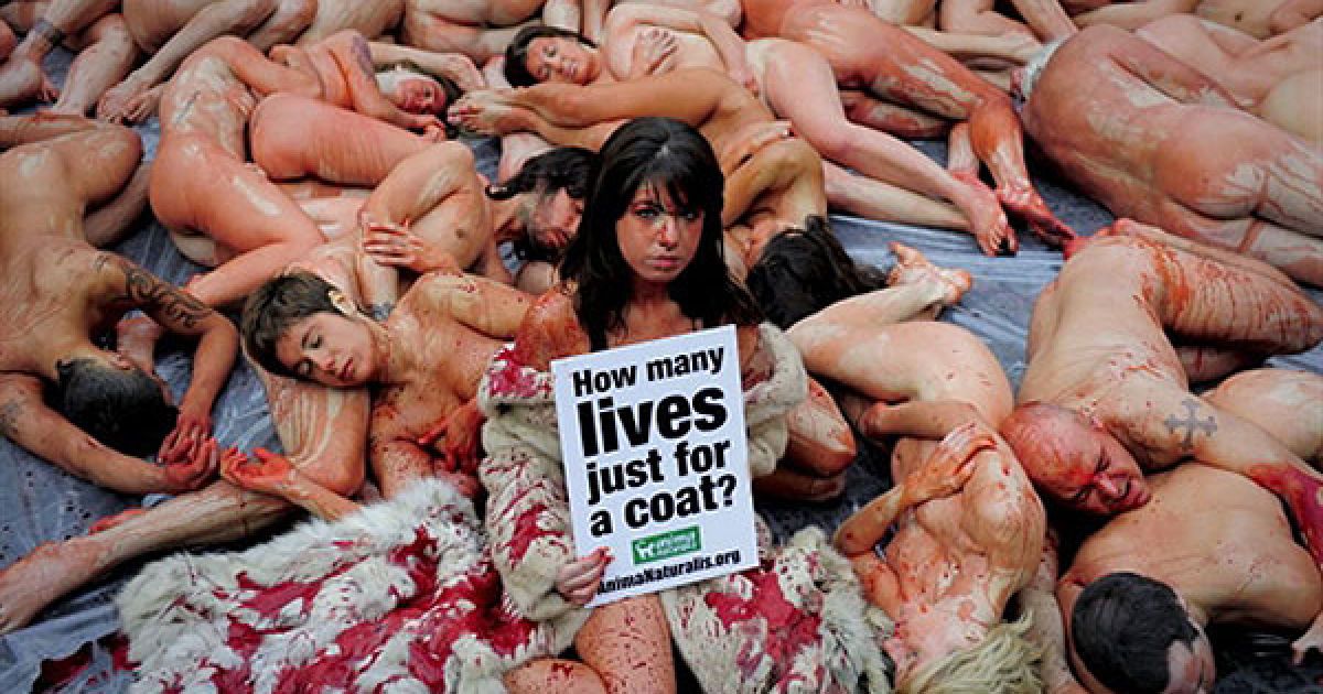 Іспанія, Барселона. Голі активісти з організації захисту прав тварин "Anima Naturalis" провели демонстрацію під гаслом "Без шкіри" на площі Сан-Жауме у Барселоні. / © AFP