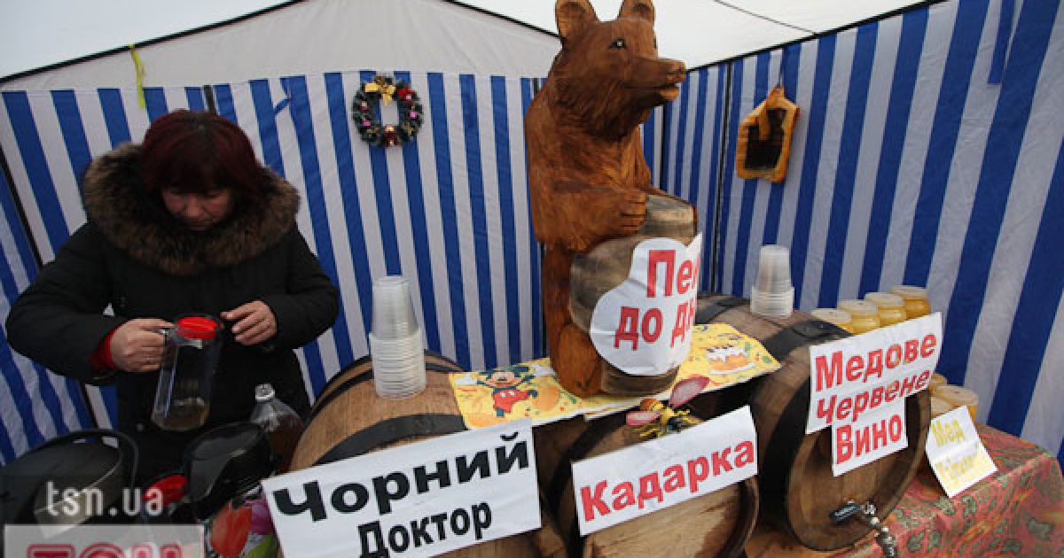 В місті Мукачево на Закарпатті провели фестиваль вина "Червоне вино 2011", в якому взяли участь більше 150 виноробів.