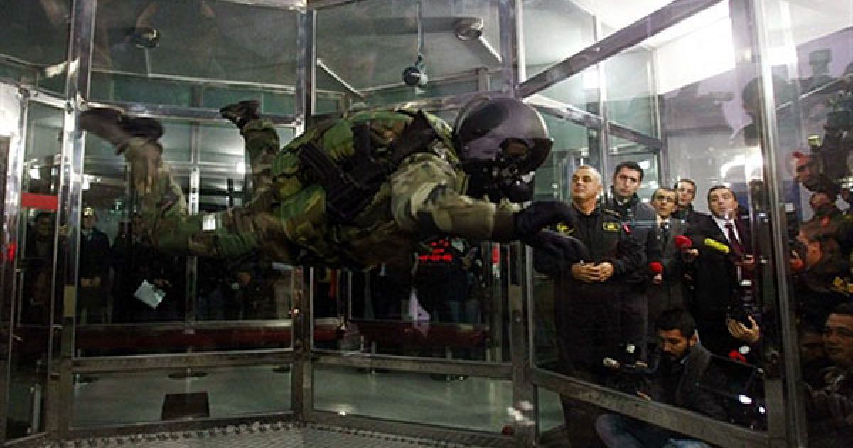 Туреччина, Анкара. Турецький солдат сил спеціального призначення демонструє свої навички у вертикальній аеродинамічній трубі на військовій базі за межами Анкари. / © AFP