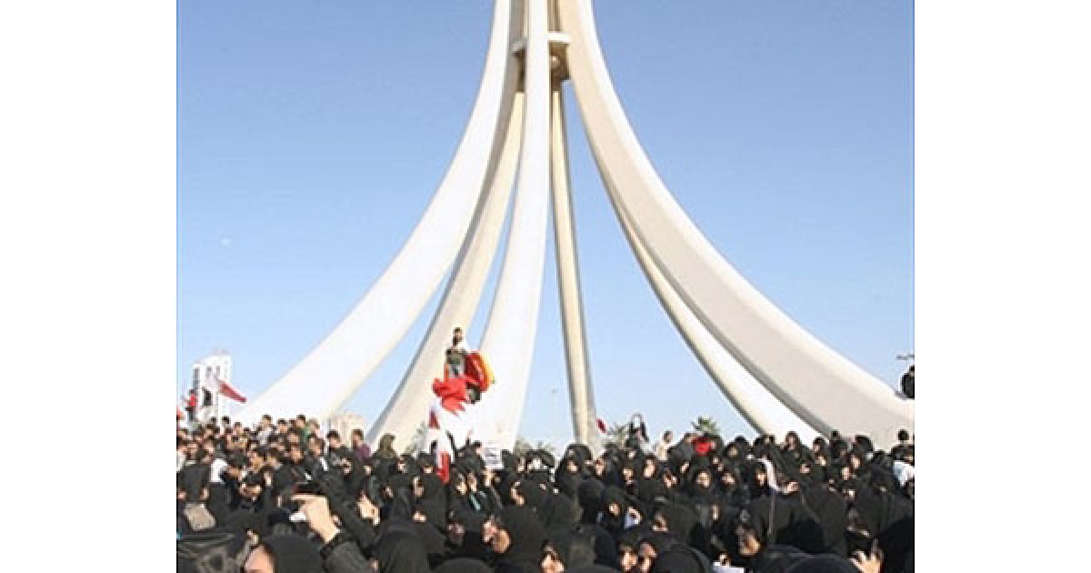 Бахрейн, Манама. Тисячі антиурядових демонстрантів зібралися на акцію протесту після смерті двох демонстрантів під час зіткнень з поліцією Бахрейна. / © AFP