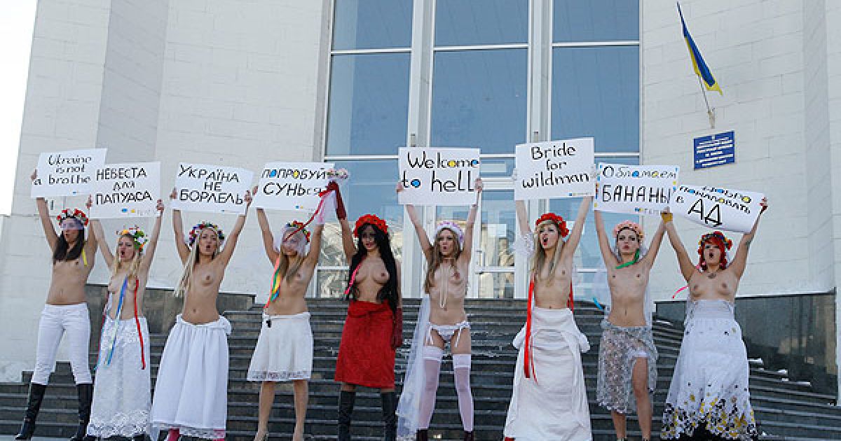 Активістки жіночого руху FEMEN провели у Києві перед будівлею центрального РАГСу України топлес-акцію протесту "Наречені для папуаса". / © Жіночий рух FEMEN