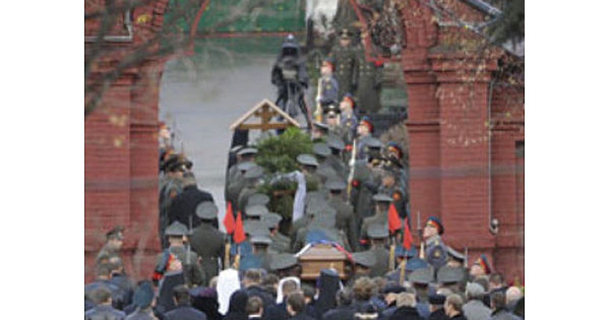 В Успенському соборі Новодівичого монастиря митрополит Крутицький і Коломенський Ювеналій звершив чин відспівування Віктора Черномирдіна. / © dni.ru