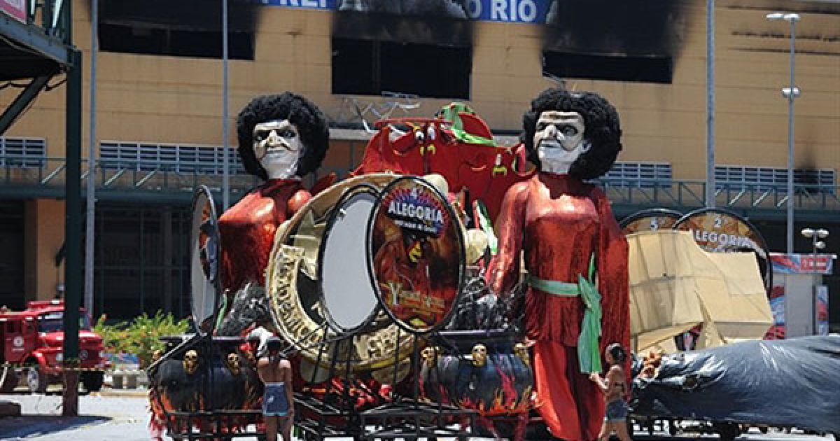 Бразилія, Ріо-де-Жанейро. Члени шкіл самби дивляться на ляльки, пошкоджені в результаті руйнівної пожежі у школі самби Гранде. Учасники карнавалу в Ріо почали відновлювати 8000 костюмів і дев'ять гігантських платформ, які згоріли під час пожежі у майстеренях. Три з 12 шкіл самби втратили більшість костюмів напередодні карнавалу. / © AFP