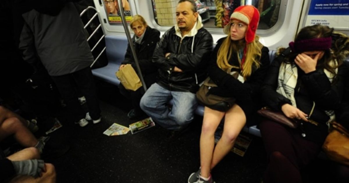 У Нью-Йорку провели десятий флешмоб "У метро без штанів" (No Pants Subway Ride). / © AFP