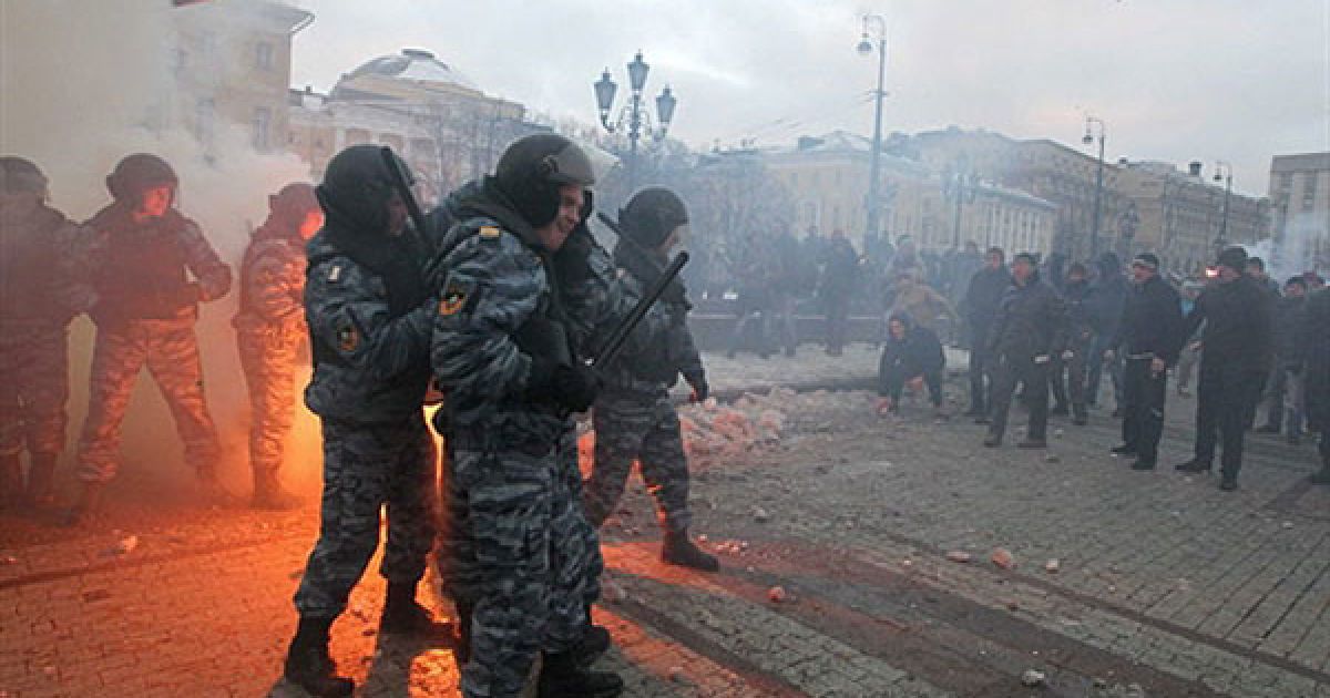 Багато вболівальників приховували обличчя під медичними масками, деякі були з арматурою в руках. / © AFP
