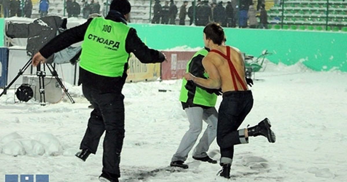 Спроба вибігти на поле... / © zik.com.ua