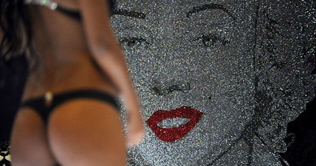 Колумбія, Медельїн. Модель демонструє колекцію відомого колумбійського бренду у виробництві аксесуарів "МБ Блінг" під час відкриття модного шоу "Colombiatex" у Медельїні. / © AFP