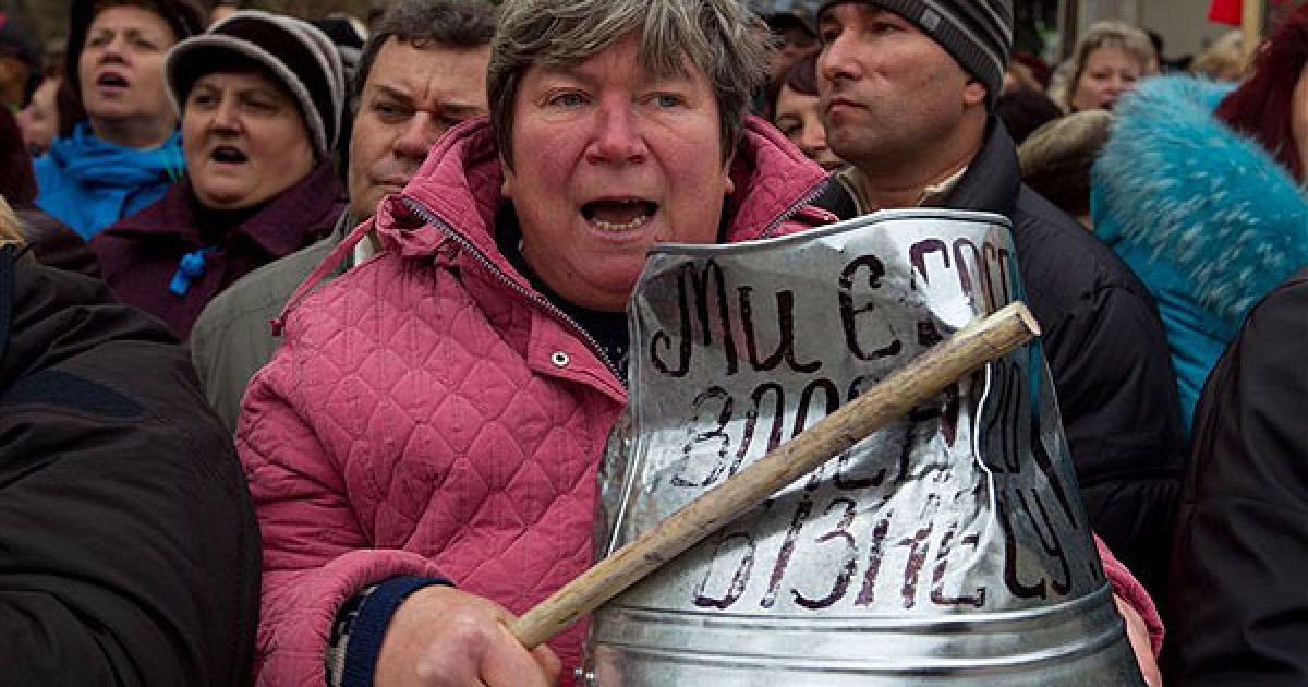 Підприємці закидали площу перед будівлею парламенту рулонами туалетного паперу / © PHL.com.ua
