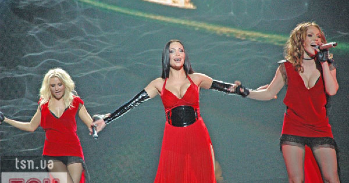 Дівчат з гурту "ВІА Гра" прийшли привітати колишні солістки та зірки українського шоу-бізнесу.