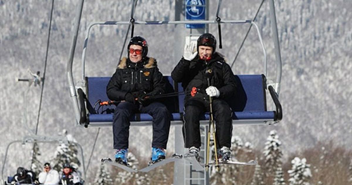 Росія, Роза Хутір. Президент Росії Дмитро Мєдвєдєв і прем&#039;єр-міністр РФ Володимир Путін відвідали змагання кубку Європи з гірськолижного спорту на Червоній Галявині у Сочі, де вони покаталися на лижах у нещодавно побудованому гірськолижному курорті "Роза Хутір". / © AFP