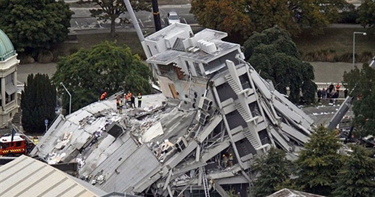 Після землетрусу в багатьох зруйнованих будинках почалися пожежі, які намагаються загасити вертольоти, обладнані спеціальними резервуарами. / © AFP