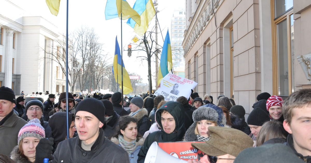Студенти спалили радянський прапор, як символ тих, хто зараз перебуває при владі.
