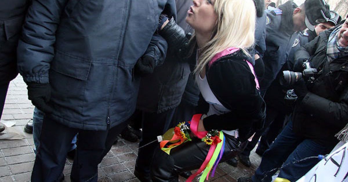Жіночий рух FEMEN провів у Києві акцію проотесту "Кабінет М" / © Жіночий рух FEMEN