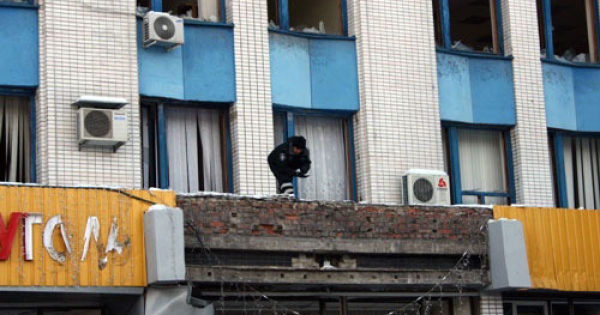 У Службі безпеки не виключають версії теракту, оскільки в 50-ти метрах від будівлі "Макіїввугілля" правоохоронці знайшли конверт з погрозами нових вибухів. / © Українська правда