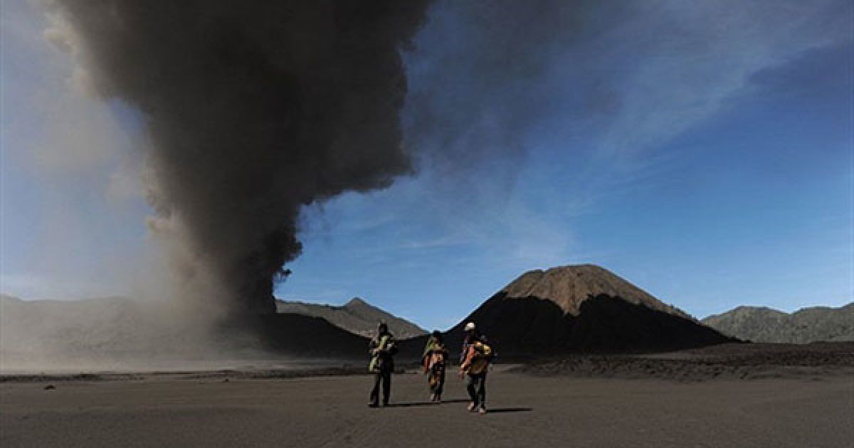 В Індонезії поблизу міста Чеморо Лаванг на сході острова Ява почалось виверження вулкана Бромо. / © AFP