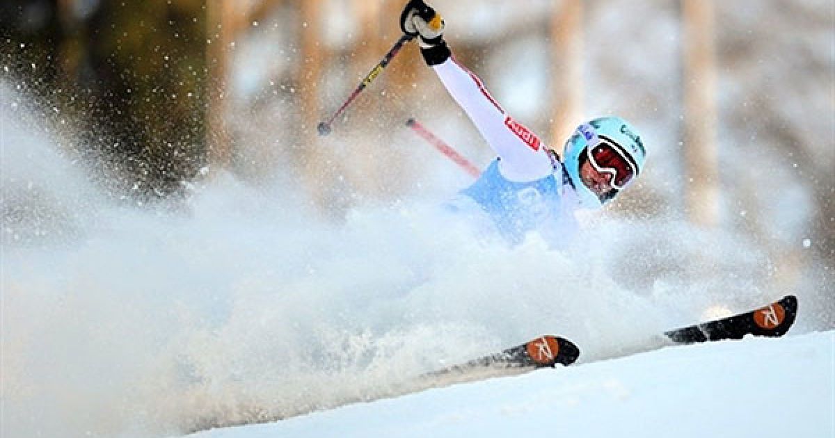 Італія, Тарвізіо. Французька спортсменка Марі Маршан-Арвьє падає під час змагань зі слалому на Супер Кубку світу серед жінок у Тарвізіо. / © AFP
