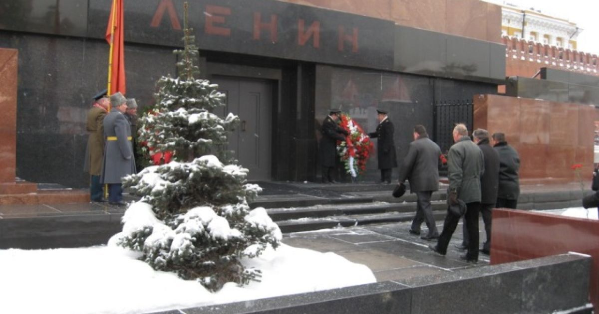 З червоними прапорами і червоними гвоздиками в руках прихильники КПРФ вишикувалися в колону біля пам'ятника Жукову. / © КПРФ