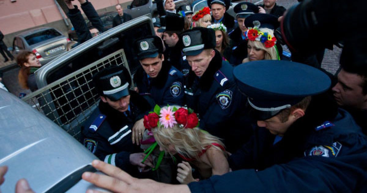 Під час спроби потрапити в будівлю ГУ МВС, оголені активістки FEMEN були затримані і доставлені до Шевченківського райвідділу міліції. / © Украинское Фото