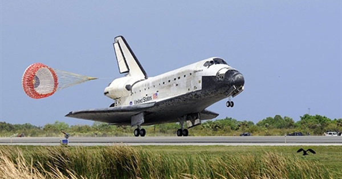 США, космічний центр Кеннеді. Американський космічний човник "Діскавері" розгортає парашут під час посадки у космічному центрі Кеннеді. Найстаріший космічний човник "Діскавері" приземлився на Землі після завершення його останнього космічного польоту, і тепер стане музейним експонатом. / © AFP