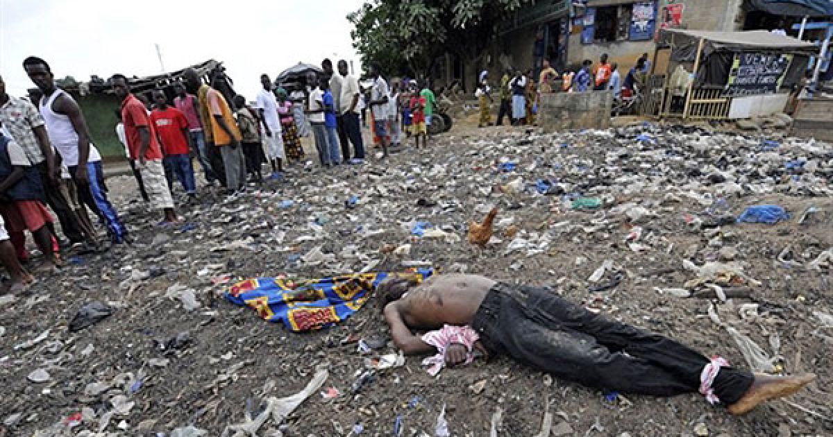 Кот-д'Івуар, Абіджан. Труп людини зі зв'язаними руками і ногами та перерізаним горлом лежить на землі у фортеці Кваттара у Абіджані. У Абіджані відбулись зіткнення між силами безпеки та прихильниками Алассана Уаттара, який був міжнародно визнаним переможцем на президентських виборах у листопаді 2010 року. / © AFP