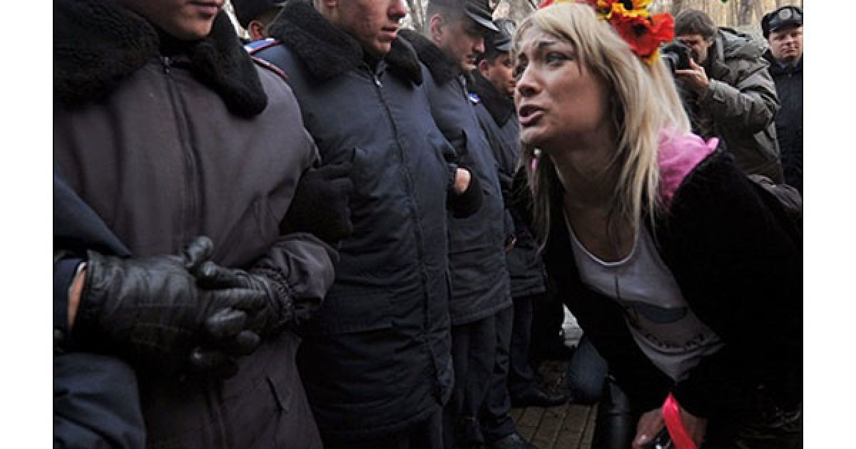 Під час акції протесту дівчата за допомогою пластикових пляшок з водою імітували процес сечовипускання "по-чоловічому". / © AFP