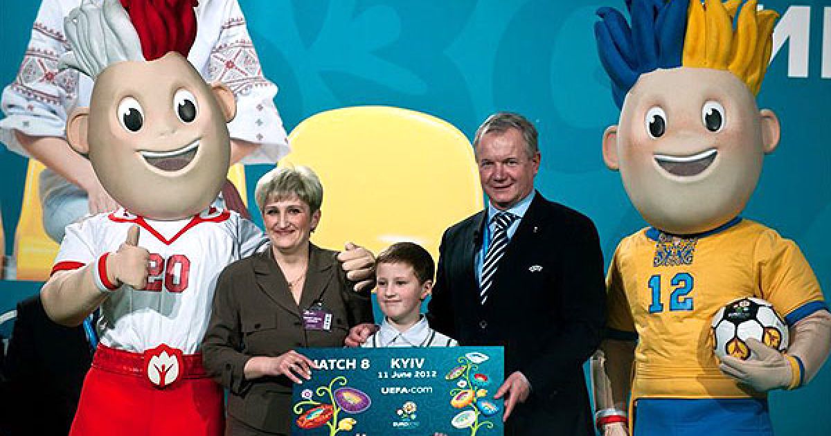 Перші чотири квитки на матч, який 11 червня 2012 року пройде на НСК "Олімпійський" у Києві, вручили вчительці з Білої Церкви Віті Мимренко. / © PHL.com.ua