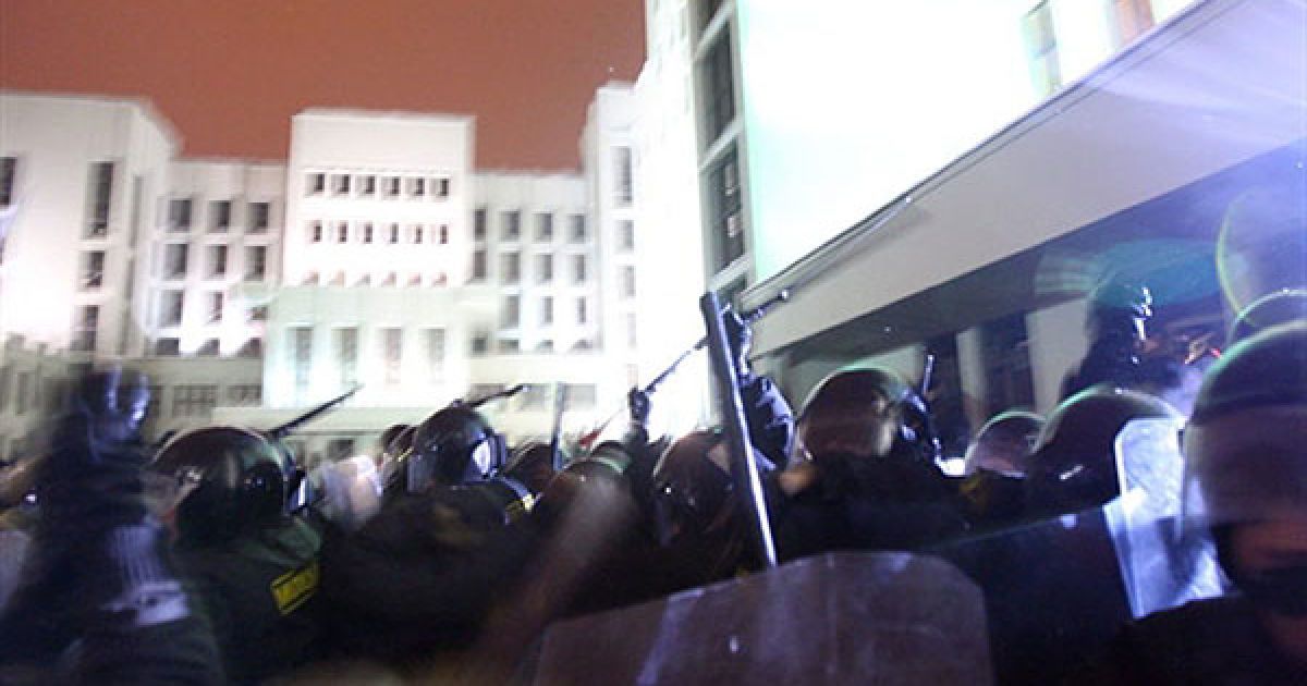 До Будинку уряду Білорусі прибули внутрішні війська, демонстрантів силою витіснили із площі Незалежності на прилеглі вулиці. / © AFP