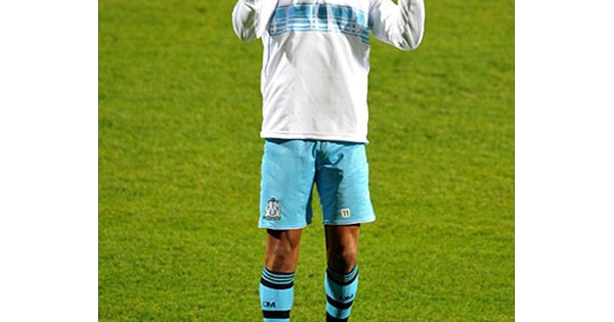 Словаччина, Жиліна. Форвард "Олімпік" (Марсель) Лоїк Ремі зупиняє м'яч головою під час тренування у місті Жиліна напередодні матчу Ліги чемпіонів УЄФА проти МСК Жиліна. / © AFP