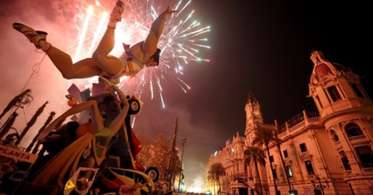 Після завершення параду ляльок спалюють на честь Святого Йосипа, покровителя столярної справи. / © AFP