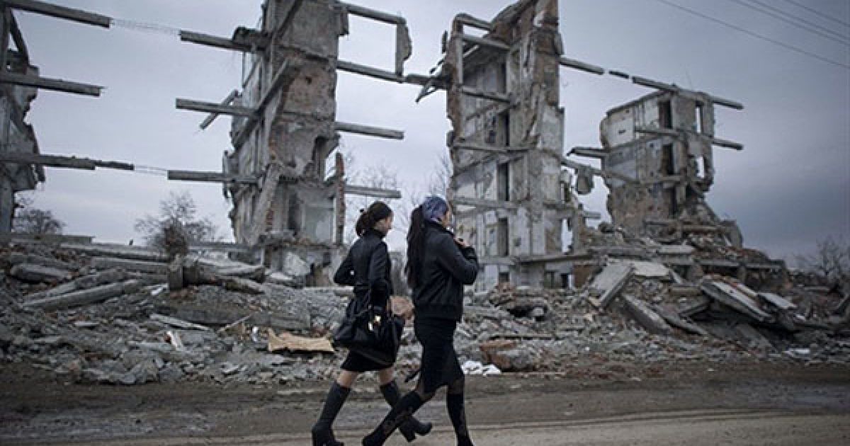 Росія, Грозний. Чеченські жінки йдуть околицею міста Грозний. / © AFP