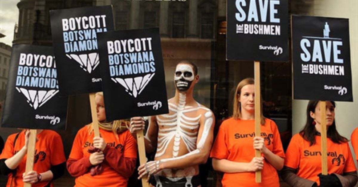 Великобританія, Лондон. Демонстранти тримають плакати під час акції протесту перед будівлею "Де Бірс" у центрі Лондона. Вони виступили із закликом бойкотувати поставки алмазів з Ботсвани.