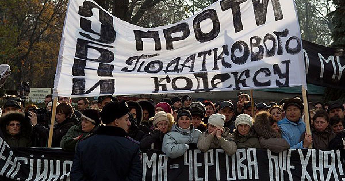 В руках підприємці тримали плакати: "Ні Азаровщині", "Податковому беззаконню - ні", "Замість податкових канікул - податкова зона", "Азаров, руки геть від базару", "Знищення середнього класу - це і є ваші реформи"?, "Зроби подарунок Пенсійному фонду - помри молодим". / © PHL.com.ua