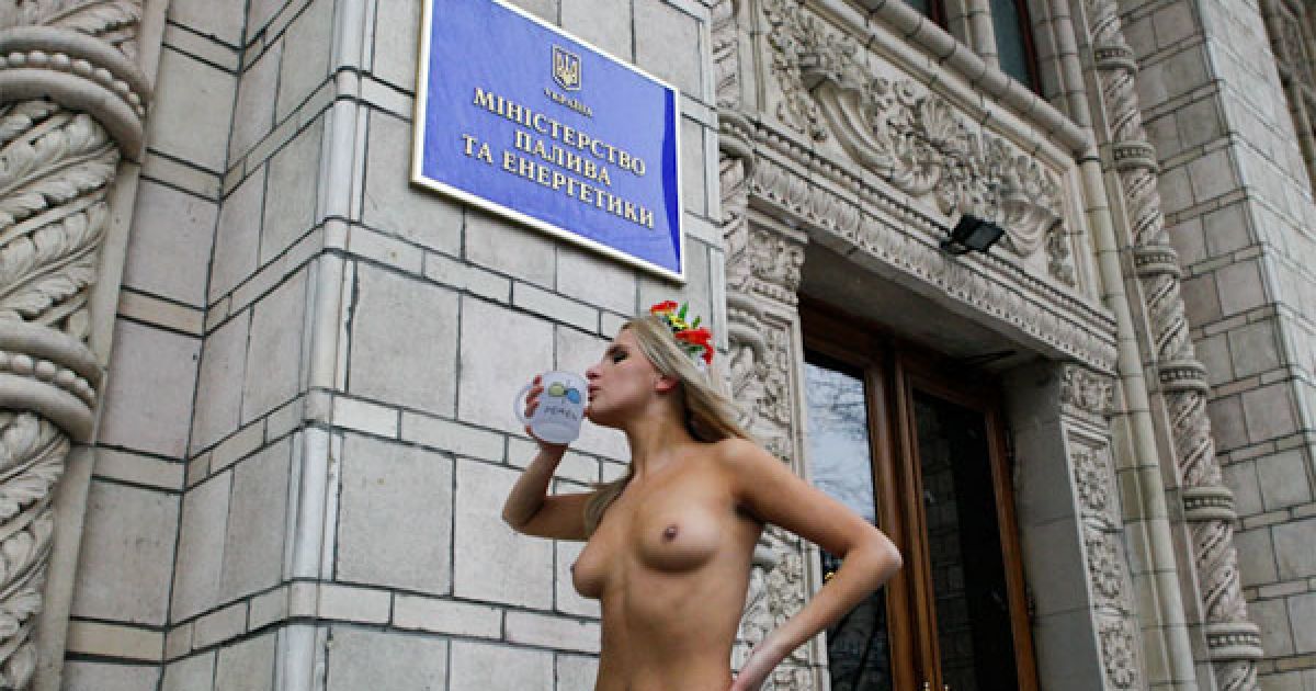 Активістки FEMEN провели чергову акцію у 10-градусний мороз. Але після того, як дівчата роздяглися, міліція повезла їх "грітися" до відділку. / © Жіночий рух FEMEN