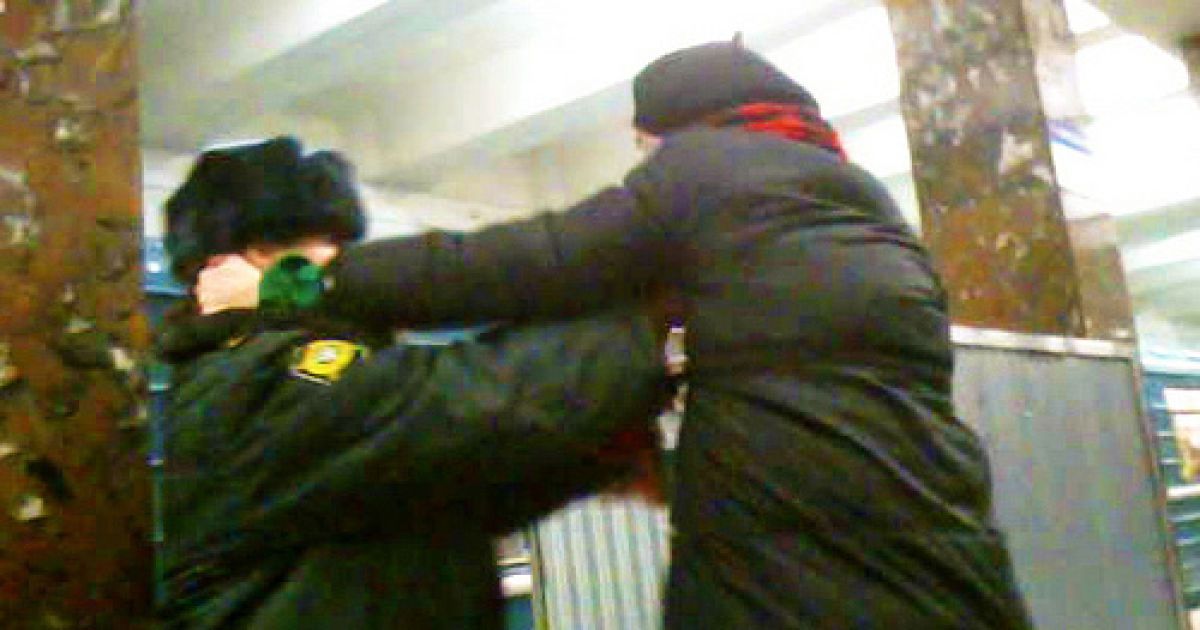Активістки російської арт-групи "Война" кидалися з обіймами і поцілунками на жінок-правоохоронців / © wisegizmo.livejournal.com