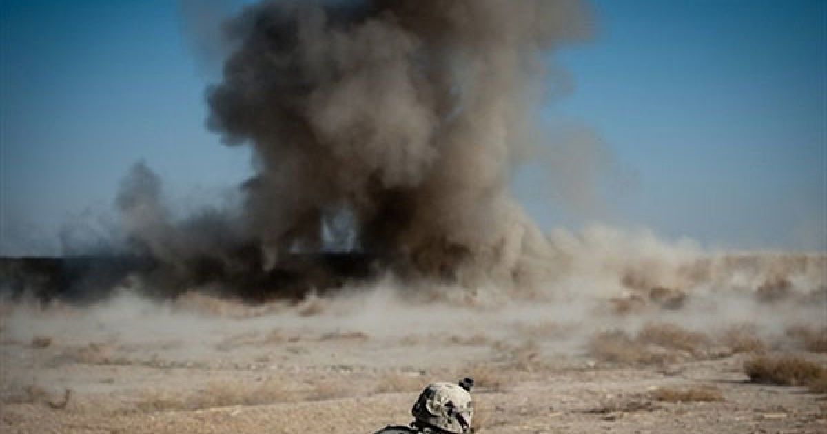 Афганістан, Кандагар. Американський солдат 502-го піхотного полку
підриває стіни, в яких закладено вибухівку, під час патрулювання
поблизу табору Коп Ахмед.