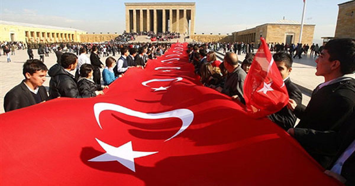 Туреччина, Анкара. Люди тримають національний прапор Туреччини перед мавзолеєм Мустафи Кемаля Ататюрка під час відзначення 72-ї річниці його смерті. Ататюрка, який оголосив сучасну Туреччину у 1923 році на руїнах Османської імперії, вважають національним героєм і вшановують до цього дня.