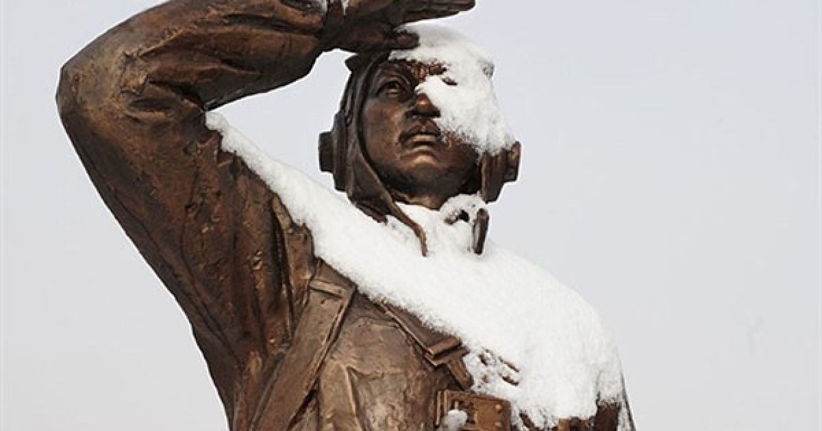 Китай, Даньдун. Пам'ятник китайським ветеранам війни, встановлений на
березі річки Ялу у північно-східній провінції Ляонін, через дорогу від
прикордонного північнокорейського міста. Сполучені Штати намагалися
переконати Китай взяти участь у спільних американо-південнокорейських
військових навчаннях. / © AFP