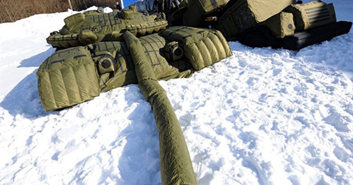 Росія, Хотьково. Співробітники компанії "Русбал" встановлюють повно розмірний надувний танк-приманку і надувні зенітні пускові ракетні комплекси С-300, розроблені, щоб їх розміщали на полях боїв і обдурювали ворога. / © AFP