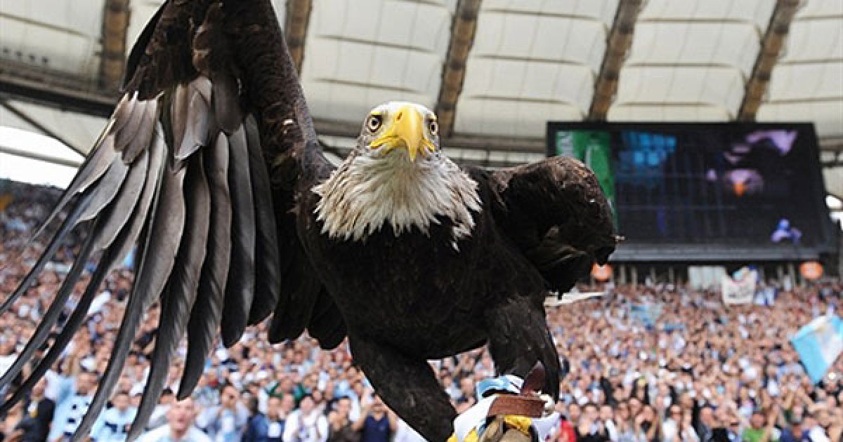 Італія, Рим. Прихильники "Лаціо" принесли на стадіон орла перед футбольним матчем "Лаціо" проти "Рома" на Олімпійському стадіоні у Римі. / © AFP