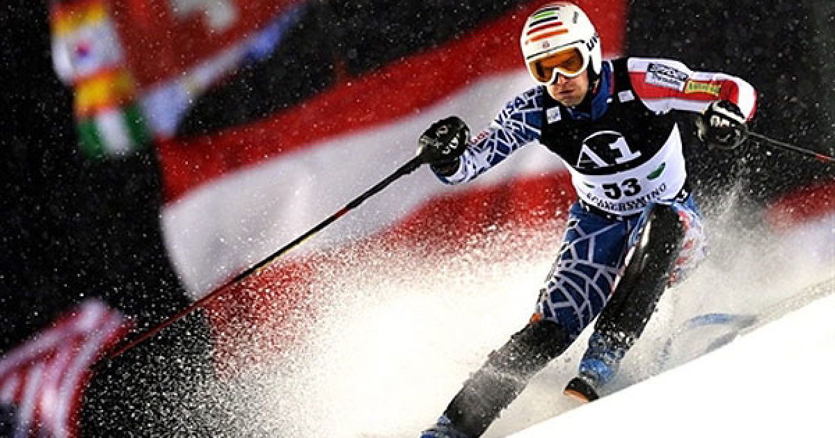 Австрія, Шладмінг. Американський лижник Нолан Каспер проходить дистанцію під час "нічної гонки" серед чоловіків на змаганнях зі слалому на Кубку світу з гірськолижного спорту. / © AFP