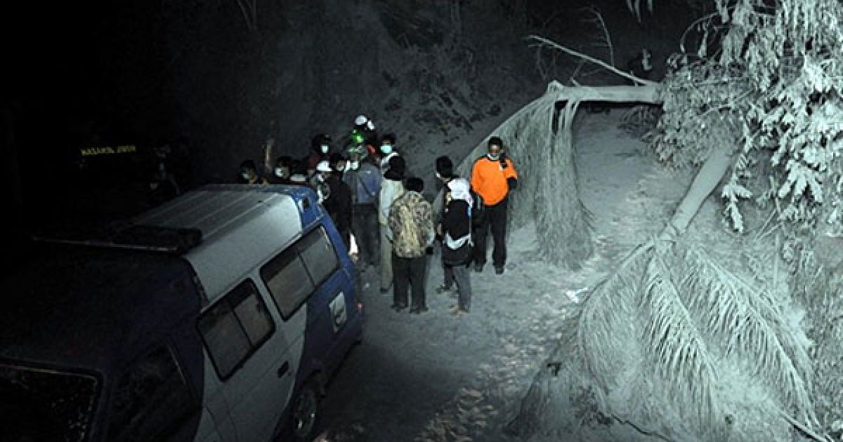 26 жовтня вулкан Мерапі перейшов до стадії вибухового виверження і зробив серію потужних викидів вулканічного попелу. / © AFP